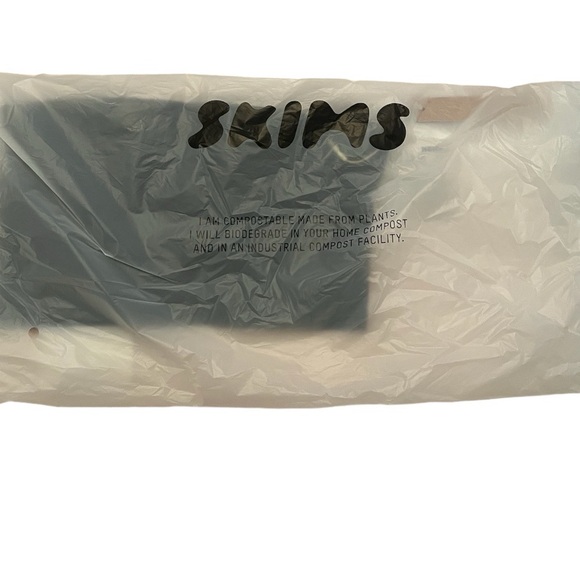 SKIMS Everyday Sculpt Highwaisted Thong - Picture 5 of 6